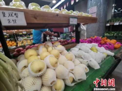 圖為超市里的皇冠梨,。 謝藝觀 攝