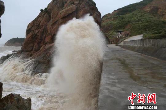 圖為臺風(fēng)來臨前的溫嶺石塘金沙灘,?！〗鹪茋?攝