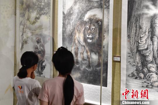 小觀眾欣賞參展作品?！￡愺K旻 攝
