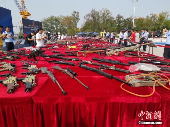 8月12日,，公安部組織全國(guó)公安機(jī)關(guān)在154個(gè)城市同步開(kāi)展以“銷槍爆 除禍患 保大慶 護(hù)民安”為主題的集中統(tǒng)一銷毀活動(dòng),，對(duì)去年以來(lái)全國(guó)公安機(jī)關(guān)收繳和群眾主動(dòng)上繳的氣槍、獵槍等10.7萬(wàn)支非法槍支及一大批炸藥,、雷管等爆炸物品進(jìn)行集中安全銷毀,，切實(shí)消除社會(huì)治安隱患。張子揚(yáng) 攝