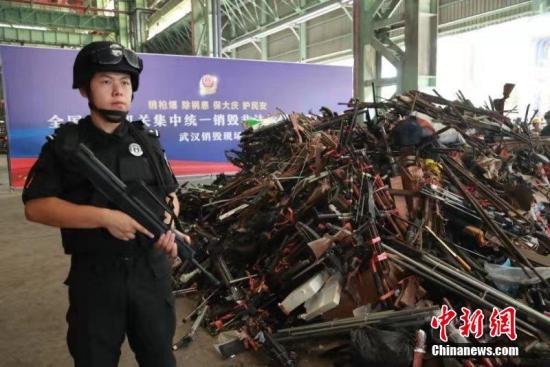 8月12日,，公安部組織全國(guó)公安機(jī)關(guān)在154個(gè)城市同步開(kāi)展以“銷槍爆 除禍患 保大慶 護(hù)民安”為主題的集中統(tǒng)一銷毀活動(dòng)，對(duì)去年以來(lái)全國(guó)公安機(jī)關(guān)收繳和群眾主動(dòng)上繳的氣槍,、獵槍等10.7萬(wàn)支非法槍支及一大批炸藥,、雷管等爆炸物品進(jìn)行集中安全銷毀，切實(shí)消除社會(huì)治安隱患,。張建鑫 攝