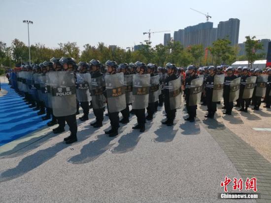 8月12日,，公安部組織全國(guó)公安機(jī)關(guān)在154個(gè)城市同步開(kāi)展以“銷槍爆 除禍患 保大慶 護(hù)民安”為主題的集中統(tǒng)一銷毀活動(dòng),，對(duì)去年以來(lái)全國(guó)公安機(jī)關(guān)收繳和群眾主動(dòng)上繳的氣槍、獵槍等10.7萬(wàn)支非法槍支及一大批炸藥,、雷管等爆炸物品進(jìn)行集中安全銷毀,，切實(shí)消除社會(huì)治安隱患。張子揚(yáng) 攝