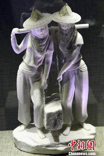 中國工藝美術(shù)大師陳明良參展德化白瓷作品《惠女風(fēng)情》吸睛,?！∮浾邉⒖筛?攝