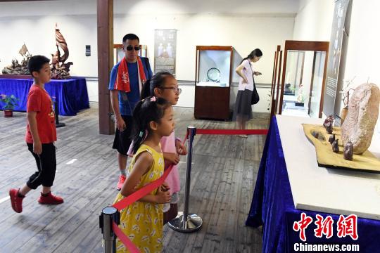 “青藍(lán)門徑·福建青年藝術(shù)家雕刻作品展”在福州福建省海峽民間藝術(shù)館展出，吸引觀眾觀展,?！∮浾邉⒖筛?攝