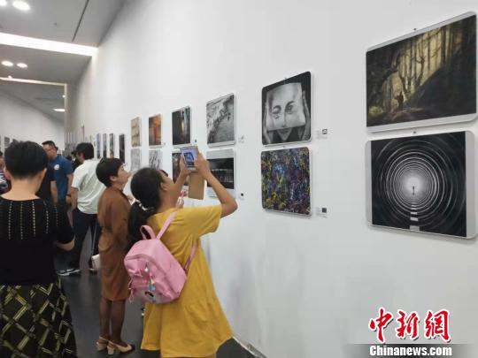 山西太原展出220余幅絲路國(guó)家攝影作品