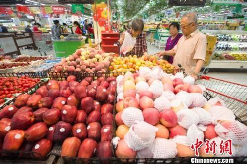 資料圖：民眾在超市選購水果?！?jiān)?攝
