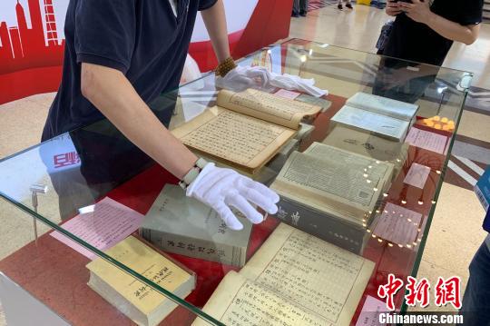 作為書展首日的“特別福利”,，讀者可戴上白色手套，近距離觸摸感受珍貴的《辭?！返谝话娴赘?。　王笈 攝