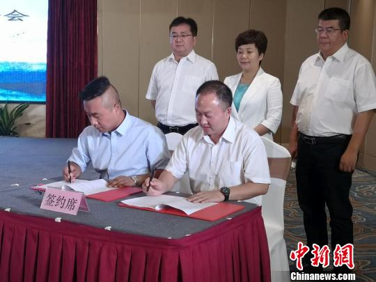 當(dāng)天,，廣元市還舉行了招商引資和文化旅游推介會(huì)。會(huì)上廣元市文旅集團(tuán)與甘肅藍(lán)天國(guó)際旅行社簽訂戰(zhàn)略合作協(xié)議,，將推動(dòng)廣元,、蘭州文化旅游目的地健康、持續(xù),、穩(wěn)定發(fā)展,。　杜萍 攝