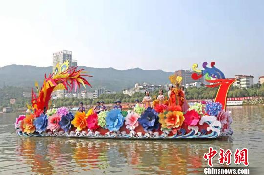 參加鳳舟賽的競(jìng)技人員全部為女性,，所有船頭,、船身設(shè)計(jì)均以鳳凰為圖騰，并在活動(dòng)舉辦中融入了彩船巡游,、萬(wàn)人山歌對(duì)唱,、川北嗩吶等民俗表演和水上趣味活動(dòng)等內(nèi)容，既展示廣元“女皇故里”文化傳承,，又彰顯當(dāng)代廣元女性風(fēng)采,。(資料圖) 廣元市委宣傳部供圖 攝
