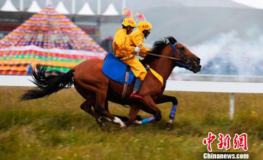 圖為賽馬選手在進行激烈的追逐,?！钇G敏 攝