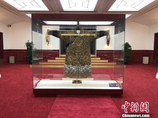 偽滿皇宮博物院“皇宮劇場(chǎng)”展示的龍袍 呂盛楠 攝