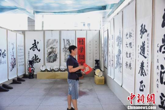 “養(yǎng)心觀德”文化藝術(shù)展展出眾多名家字畫,，詮釋“文武雙全”,。　陳龍山 攝