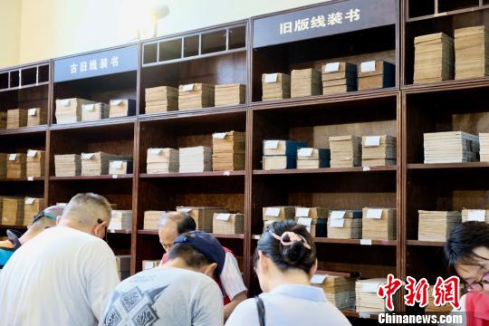 “趣”游書(shū)展：“喵星人”為書(shū)“站臺(tái)”　AR,、VR打開(kāi)書(shū)中世界