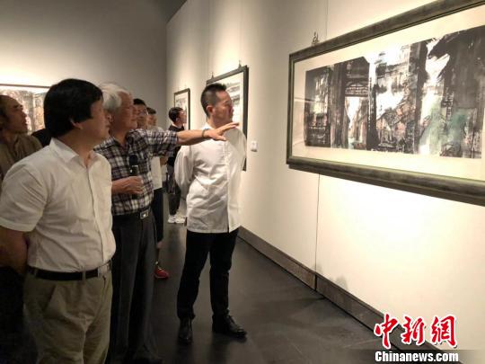 臺灣知名畫家江明賢向來賓講述創(chuàng)作過程,?！≈鞎苑f 攝