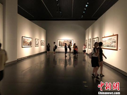 18日,，“云月八千里——江明賢墨彩巡回展”在位于南京的江蘇省美術(shù)館新館開展?！≈鞎苑f 攝