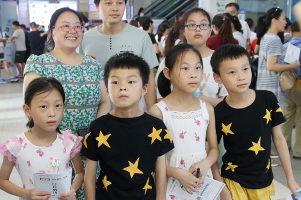 眼病在愛心醫(yī)院獲得診治后,，劉女士一家終于露出開心的笑容