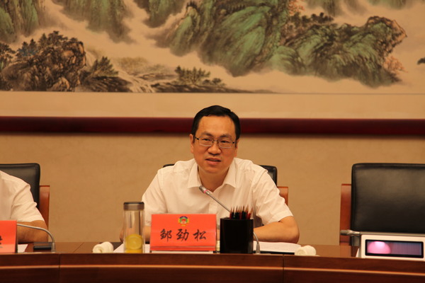 區(qū)委常委,、常務(wù)副區(qū)長(zhǎng)鄒勁松在座談會(huì)上講話(huà)