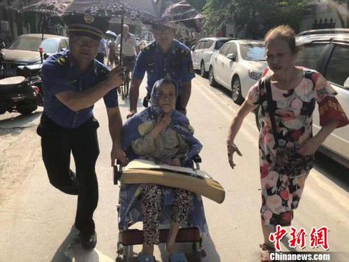 工作人員疏散年長居民?！∠滦z