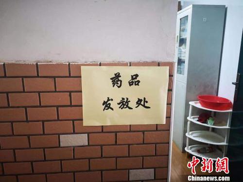 臨時安置點內的藥品發(fā)放處?！∠滦?攝