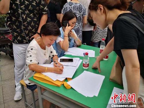 工作人員對轉移群眾逐一登記?！∠滦?攝