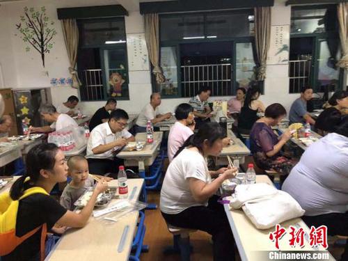 臨時安置點內的民眾?！∠滦?攝