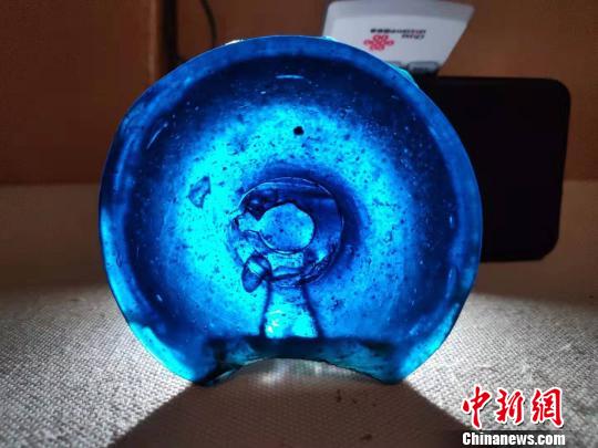 圖為發(fā)掘出土的隨葬品：與草原絲綢之路相關(guān)的玻璃器。連吉林供圖