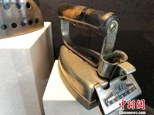 老上海三零年代生活物件主題展展品——電燙斗,。　徐明睿 攝