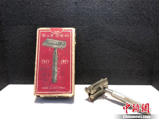 老上海三零年代生活物件主題展展品——刮胡刀,。　徐明睿 攝