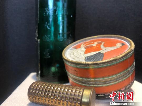 老上海三零年代生活物件主題展展品——護(hù)膚品?！⌒烀黝?攝