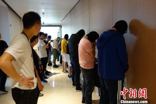 嫌疑人抓獲現(xiàn)場(chǎng)?！〖闻d公安供圖