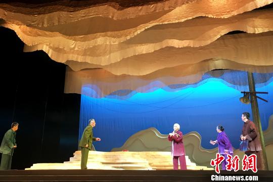 廬劇《等不到今生等來世》主要角色和演員都是由合肥市廬劇院青年演員及廬劇小班學(xué)員擔(dān)綱,，演員老中青小四代共同演繹這部訴說等待與守望的新廬劇,。　張強(qiáng) 攝