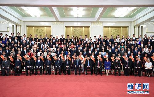 9月2日,，黨和國家領(lǐng)導(dǎo)人習(xí)近平、李克強(qiáng),、王滬寧,、王岐山等在北京人民大會堂會見中國紅十字會第十一次全國會員代表大會代表,。新華社記者 謝環(huán)馳 攝