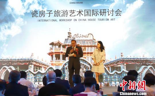 圖為卡斯里蘭卡駐華大使H.E. Mr. DR Karunasena Kodituwakku (左)致辭,?！埖勒?攝