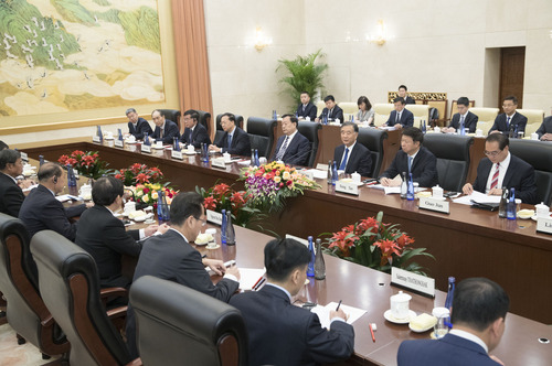 9月4日,，全國政協(xié)主席汪洋在北京全國政協(xié)禮堂會見參加“凝心聚力、增進(jìn)共識——中國,、朝鮮,、越南、老撾統(tǒng)一戰(zhàn)線組織專題研討會”的外方代表團,。