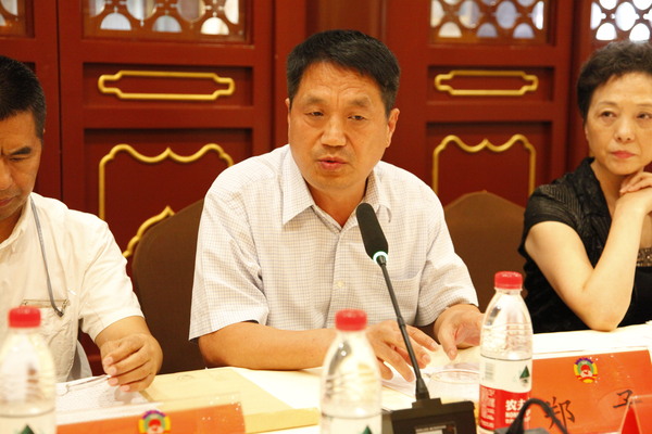 中央新影微電影部主任,、作家鄭子在議政會上發(fā)言