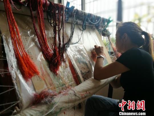曾經坐在繃架前一心刺繡不問世事的繡娘們也開始走出繡房,，接觸市場?！＄娚?攝