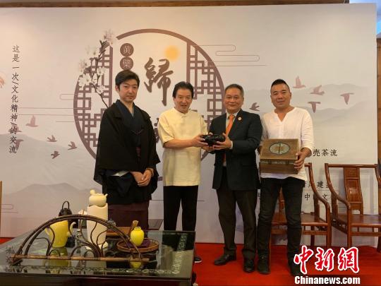 建陽清風(fēng)建盞創(chuàng)始人陳乃文向日本客人贈送黃檗油滴大缽建盞等禮品?！￡愔挕z