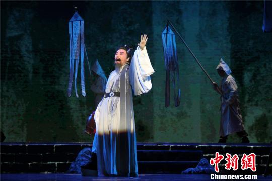 黃梅戲名家吳瓊領銜主演的黃梅戲《太白醉》 何浩銳 攝