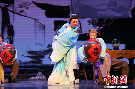 圖為黃梅戲名家吳瓊領銜主演的黃梅戲《太白醉》 何浩銳 攝