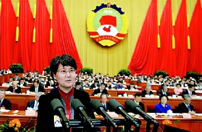 2015年3月11日,，全國(guó)政協(xié)十二屆三次會(huì)議舉行第四次全體會(huì)議,，15位委員圍繞政治建設(shè)和統(tǒng)戰(zhàn)政協(xié)工作作大會(huì)發(fā)言。圖為蔡玲在大會(huì)上發(fā)言,。    本報(bào)記者  姜貴東  攝