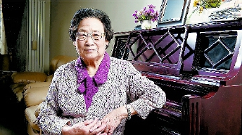 因為發(fā)現(xiàn)了可以有效降低瘧疾患者死亡率的青蒿素,，2015年10月，屠呦呦獲得諾貝爾生理學或醫(yī)學獎，成為首獲科學類諾貝爾獎的中國人,。