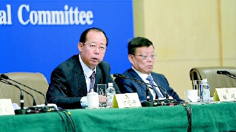 全國政協(xié)十二屆二次會議期間，卞晉平等四位政協(xié)委員就如何充分發(fā)揮人民政協(xié)作為協(xié)商民主重要渠道作用,、健全社會主義協(xié)商民主制度回答記者提問,。  本報記者  姜貴東  攝