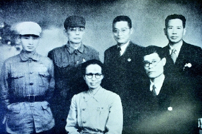 ▲臺(tái)灣民主自治同盟參加政協(xié)一屆全體會(huì)議的六位代表(左一為田富達(dá)),。 ▲臺(tái)灣民主自治同盟參加政協(xié)一屆全體會(huì)議的六位代表(左一為田富達(dá)),。