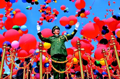 二○○九年國(guó)慶,,于海在天安門(mén)廣場(chǎng)指揮中國(guó)人民解放軍聯(lián)合軍樂(lè)團(tuán)。 二○○九年國(guó)慶,,于海在天安門(mén)廣場(chǎng)指揮中國(guó)人民解放軍聯(lián)合軍樂(lè)團(tuán),。