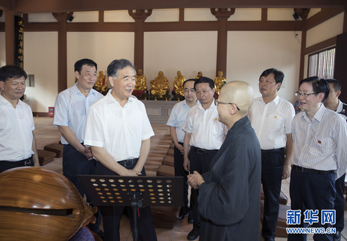 9月9日至10日,，中共中央政治局常委,、全國政協(xié)主席汪洋在江西調(diào)研宗教工作。這是9月9日,，汪洋在宜黃縣曹山寶積寺與僧人交流,。新華社記者 王曄 攝