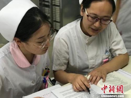 在學(xué)生眼中,，她是一名認(rèn)真負(fù)責(zé),、治學(xué)嚴(yán)謹(jǐn)?shù)淖o(hù)理老師,。　李娜娜 攝