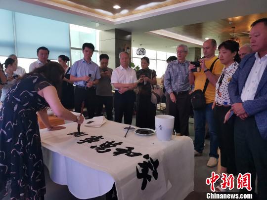 圖為,，慶祝新中國成立70周年外國專家座談會(huì)暨駐濟(jì)外國人才中秋節(jié)沙龍觀上,，外國專家觀看書法表演?！O宏瑗 攝