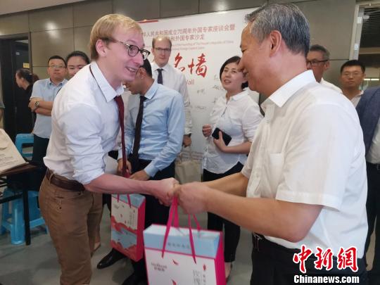 圖為，慶祝新中國成立70周年外國專家座談會(huì)暨駐濟(jì)外國人才中秋節(jié)沙龍觀上,，外國專家獲贈(zèng)中秋月餅,。　孫宏瑗 攝