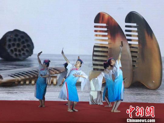 圖為推介會現(xiàn)場?！埇| 攝
