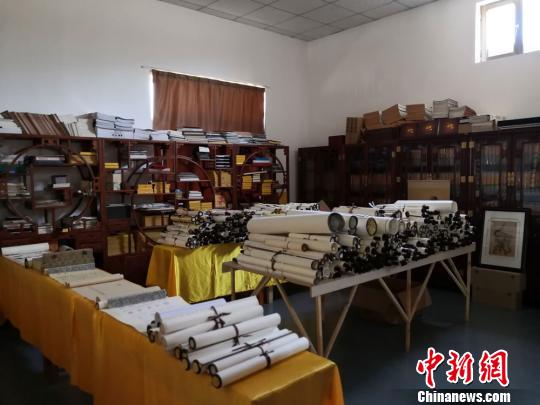 院內還留置一間房，取名為“藏經(jīng)閣”,，用作放置經(jīng)書,。圖為收藏的經(jīng)書?！《∷?攝